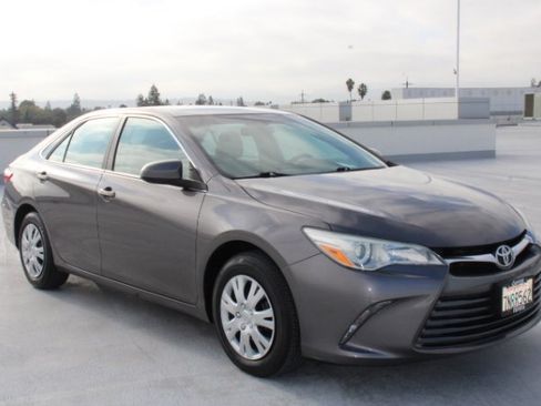 Used 2016 Toyota Camry LE image 2