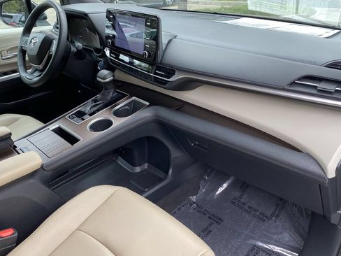 Certified 2023 Toyota Sienna XLE FWD image 18
