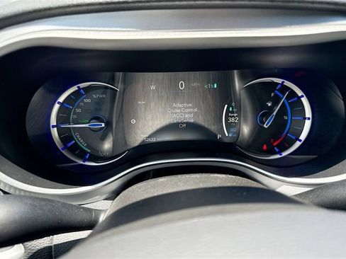 Used 2024 Chrysler Pacifica Limited FWD image 41