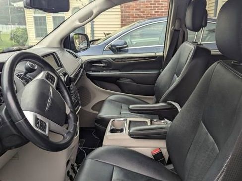 Used 2016 Chrysler Town & Country Touring-L FWD image 2