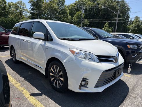 Used 2020 Toyota Sienna XLE w/ XLE Navigation Package AWD/4WD image 2