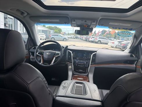 Used 2018 Cadillac Escalade Premium Luxury AWD/4WD image 13