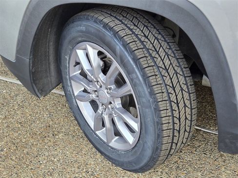 Used 2024 GMC Terrain SLT image 2