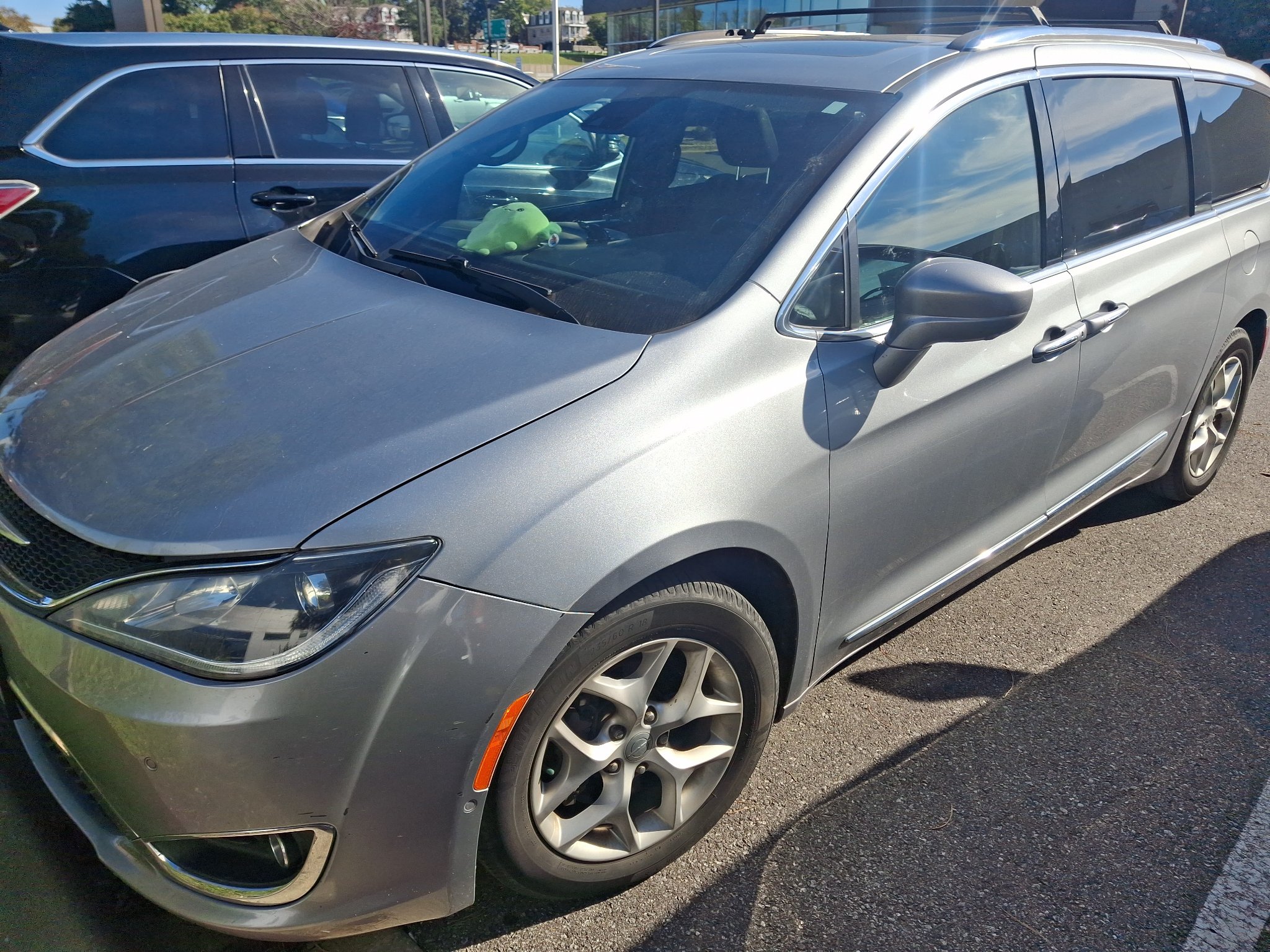 Used 2020 Chrysler Pacifica Touring-L FWD image 3