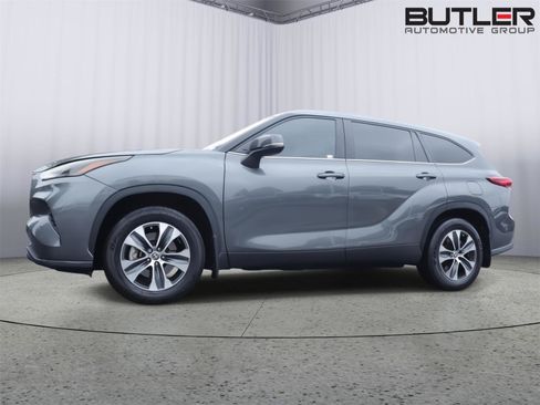 Used 2023 Toyota Highlander XLE FWD image 1