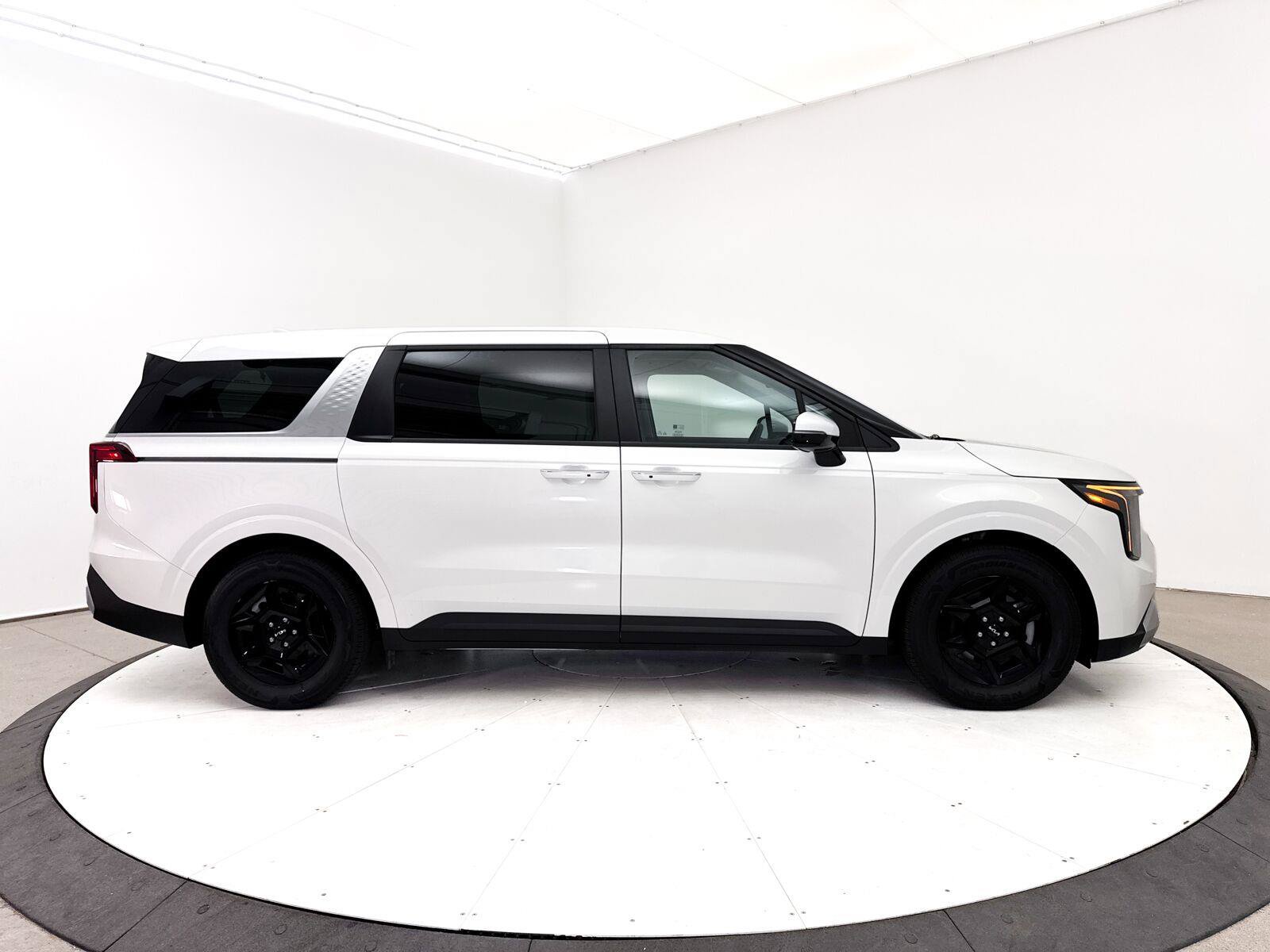 Used 2026 Kia Carnival FWD image 39