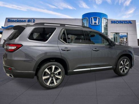 New 2025 Honda Pilot Touring image 9
