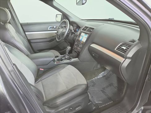 Used 2017 Ford Explorer XLT w/ Equipment Group 202A FWD image 32