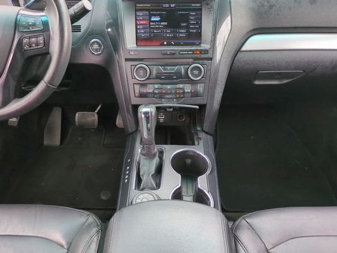 Used 2016 Ford Explorer XLT w/ Equipment Group 202A AWD/4WD image 19