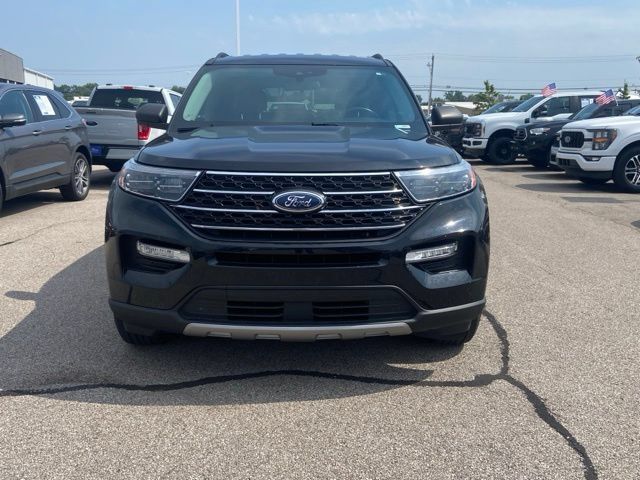 Used 2022 Ford Explorer XLT w/ Equipment Group 202A AWD/4WD image 2