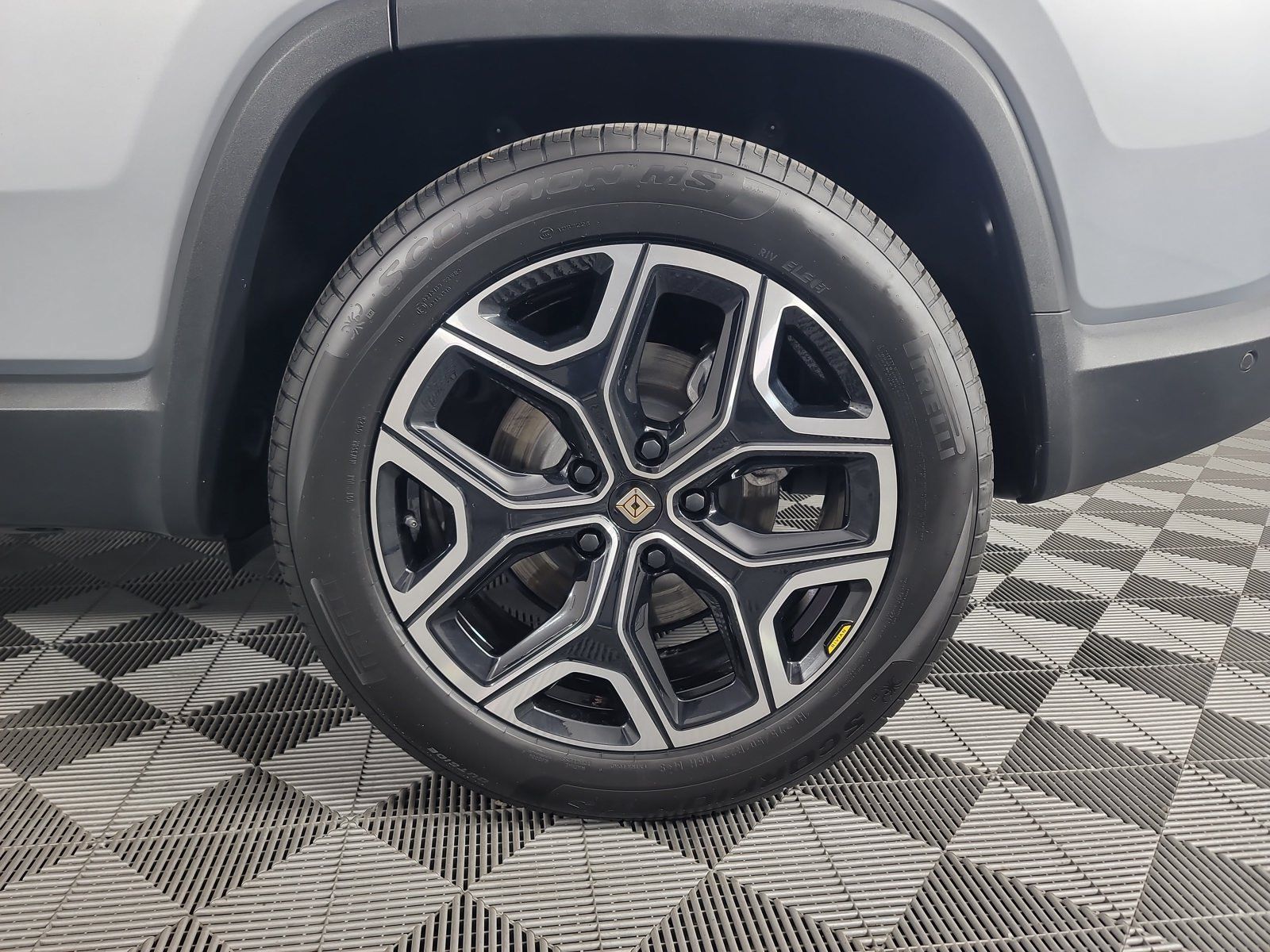 Used 2025 Rivian R1S Adventure Dual AWD/4WD image 10