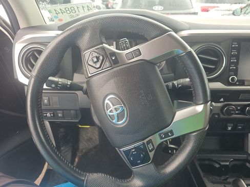 Used 2021 Toyota Tacoma SR5 AWD/4WD image 10
