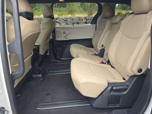 Used 2021 Toyota Sienna XLE FWD image 24