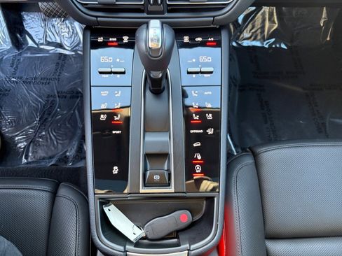 Certified 2025 Porsche Macan image 21