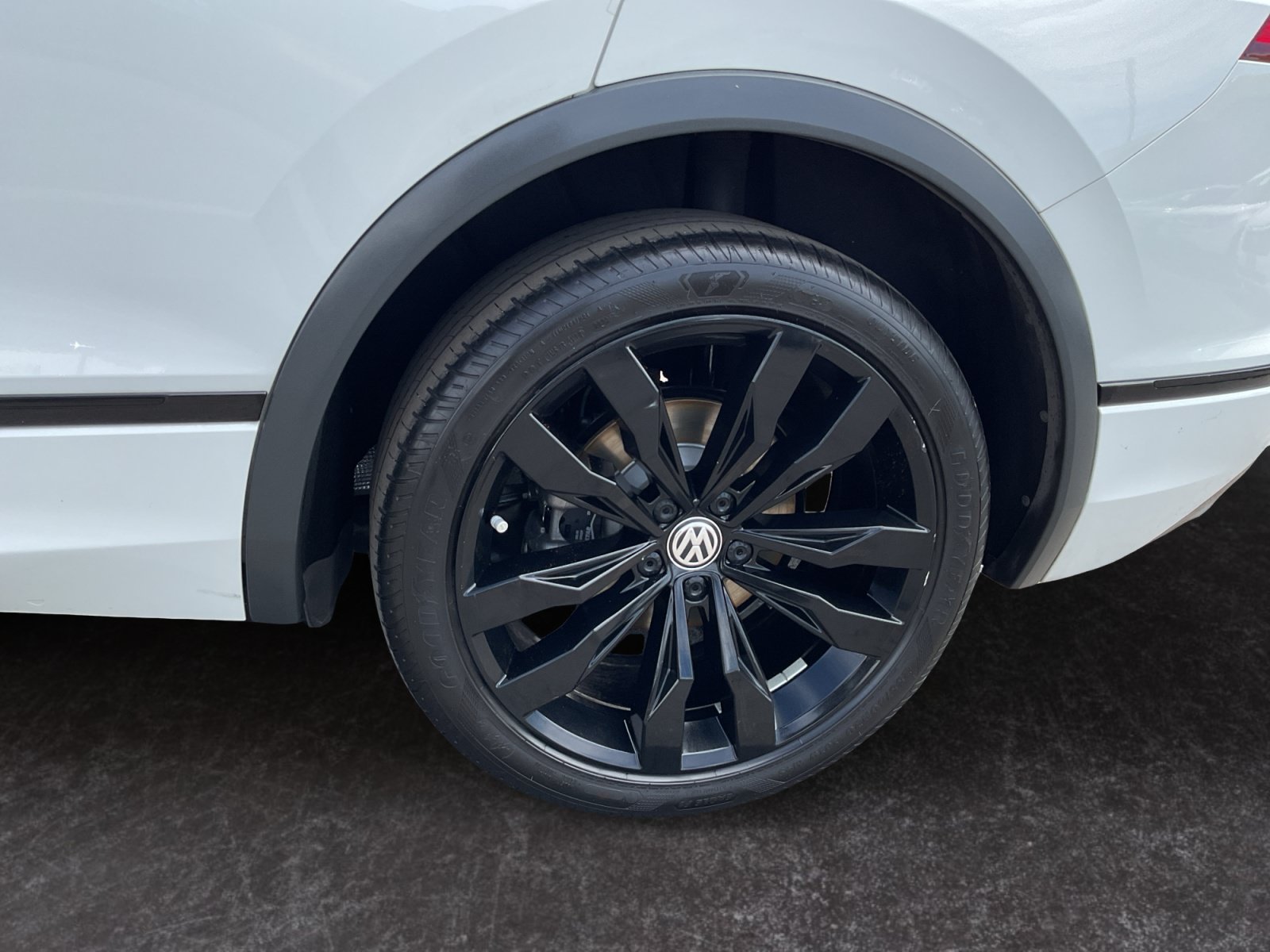 Used 2020 Volkswagen Tiguan SE R-Line FWD image 9