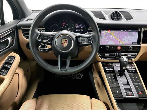 Used 2025 Porsche Macan image 16