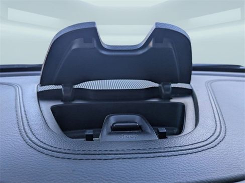 Used 2019 Jeep Cherokee Limited image 33