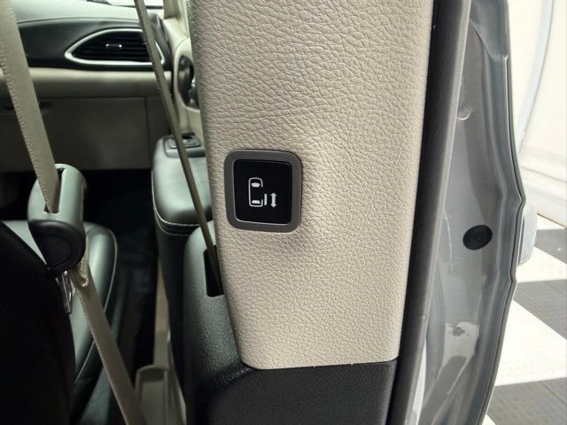 Used 2024 Chrysler Pacifica Touring-L AWD/4WD image 30