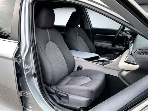 Used 2021 Toyota Camry LE image 27