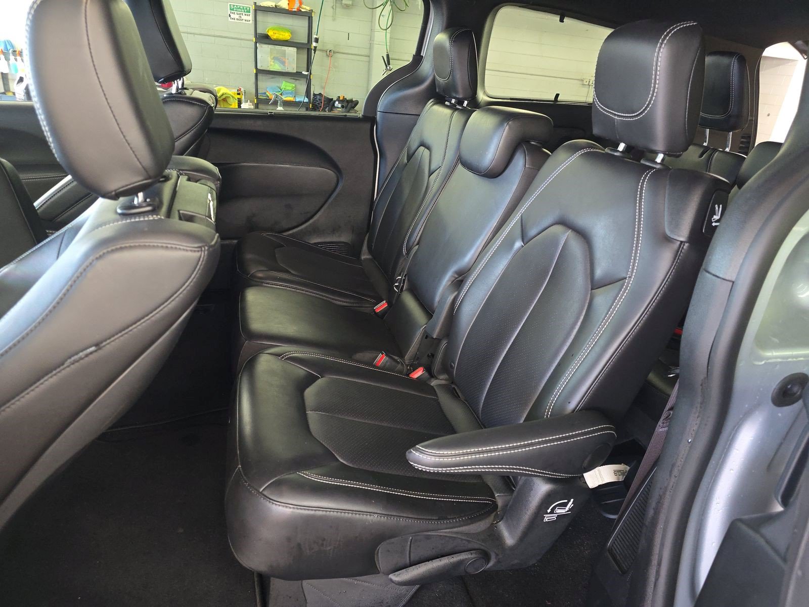 Used 2024 Chrysler Pacifica Touring-L w/ Uconnect Theater Family Group FWD image 10