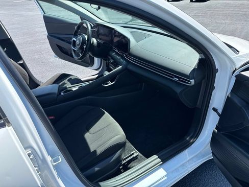 Used 2025 Hyundai Elantra SEL FWD image 11