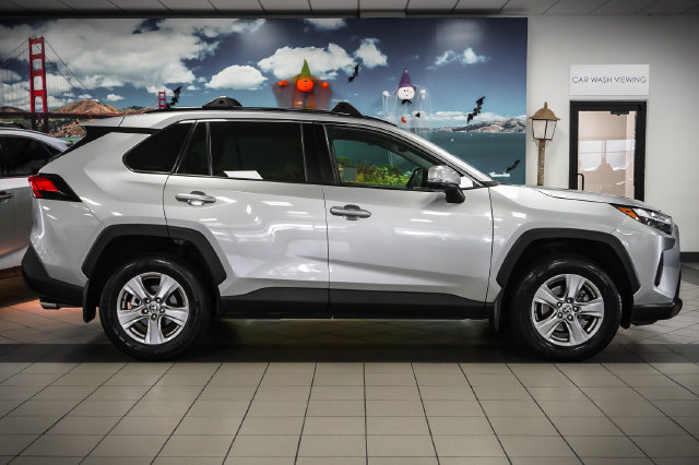 Used 2022 Toyota RAV4 XLE w/ Convenience Package FWD image 5