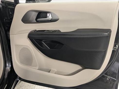 Used 2024 Chrysler Pacifica Touring-L image 19