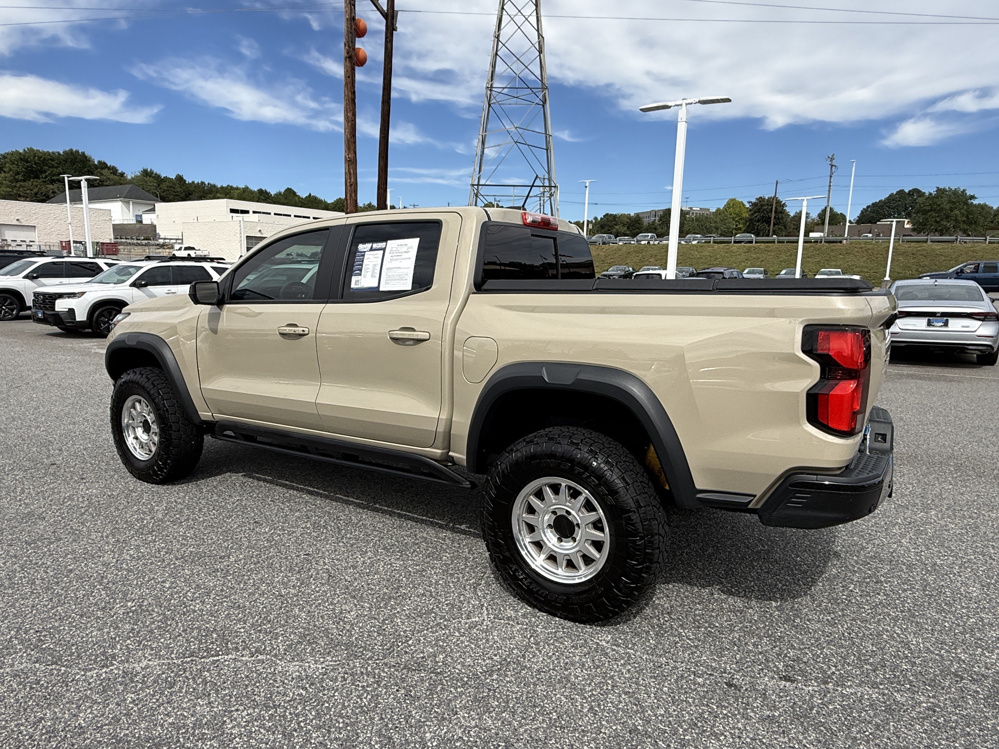 Used 2024 Chevrolet Colorado ZR2 w/ Technology Package AWD/4WD image 9