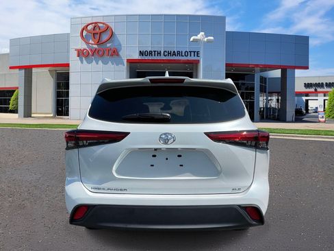 Used 2023 Toyota Highlander XLE FWD image 5