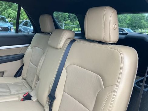 Used 2017 Ford Explorer XLT w/ Equipment Group 202A AWD/4WD image 10