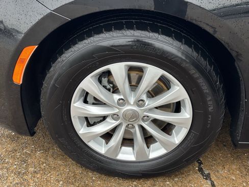 Used 2018 Chrysler Pacifica Touring-L image 13