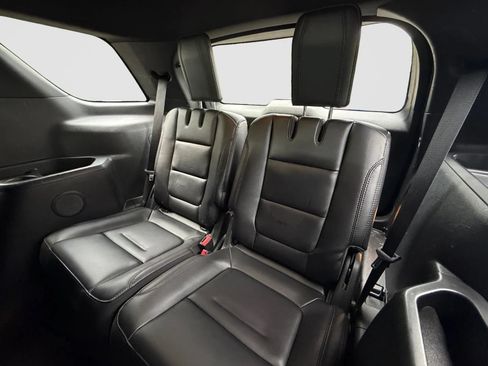 Used 2017 Ford Explorer XLT w/ Equipment Group 202A AWD/4WD image 16