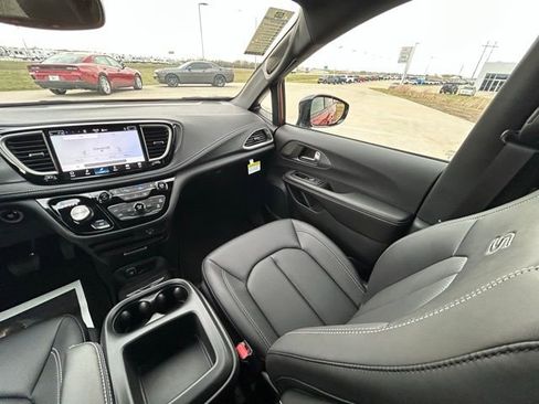 New 2026 Chrysler Pacifica Select image 41