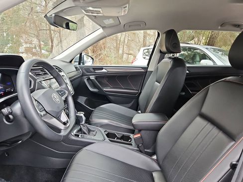 Used 2024 Volkswagen Tiguan SE image 22