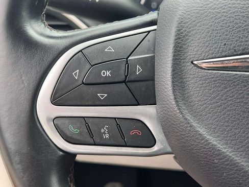 Used 2017 Chrysler Pacifica Touring-L FWD image 22