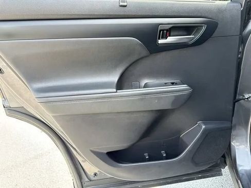 Used 2021 Toyota Highlander XLE AWD/4WD image 23