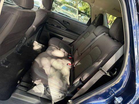 Used 2025 Nissan Pathfinder SV image 34