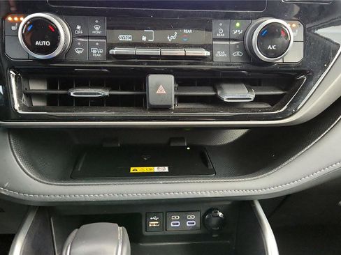 Certified 2024 Toyota Highlander XLE image 32