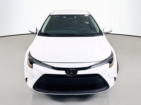 Used 2025 Toyota Corolla LE image 2