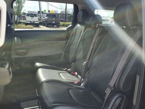 Used 2025 Kia Carnival image 18