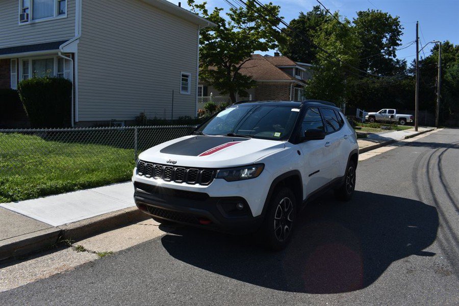 Used 2025 Jeep Compass Trailhawk AWD/4WD image 2