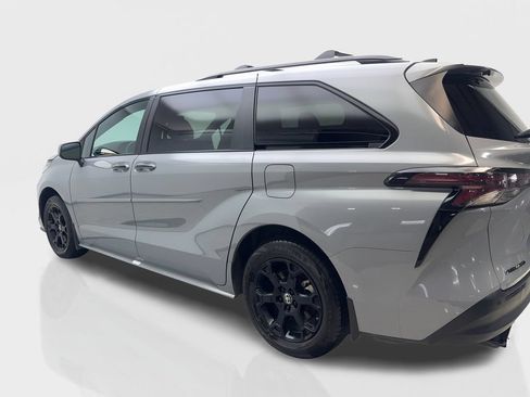 Used 2025 Toyota Sienna XLE Woodland Edition AWD/4WD image 14