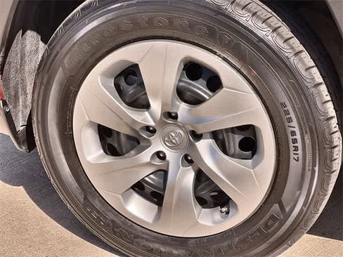 Used 2022 Toyota RAV4 LE image 9