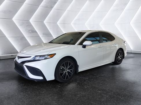 Used 2021 Toyota Camry SE w/ Convenience Package FWD image 3