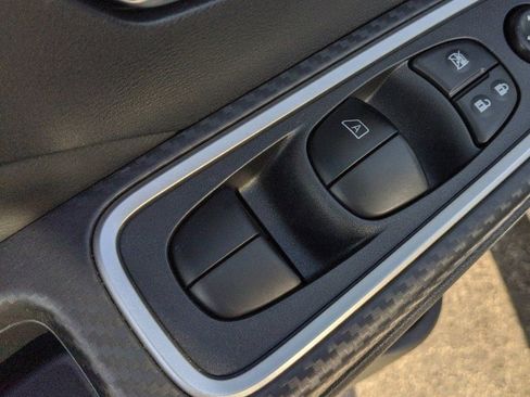 New 2025 Nissan Versa SR w/ Trunk Package image 18