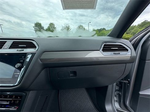 Used 2022 Volkswagen Tiguan SE R-Line image 16