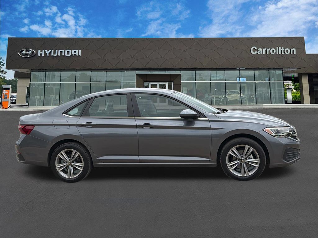 Used 2024 Volkswagen Jetta SE FWD image 4