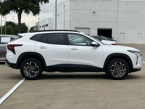 Used 2025 Chevrolet Trax LT FWD image 3