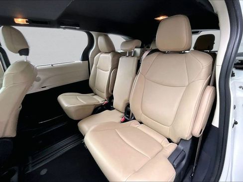 Used 2021 Toyota Sienna XLE FWD image 22