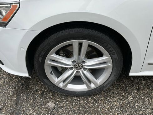 Used 2018 Volkswagen Passat 2.0T SEL Premium image 8